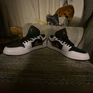 I dont want theses shoes there new just bought never been worn it